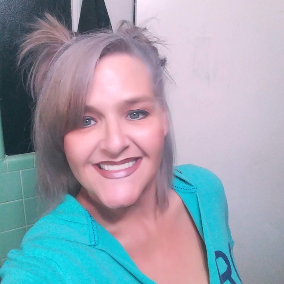 Meet your Posher, Lori - Picture 2 of 7